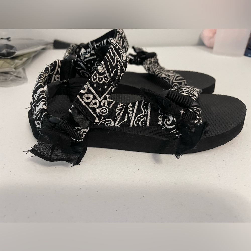 Arizona Love Black and White Patterned Sandals - Picture 7 of 10